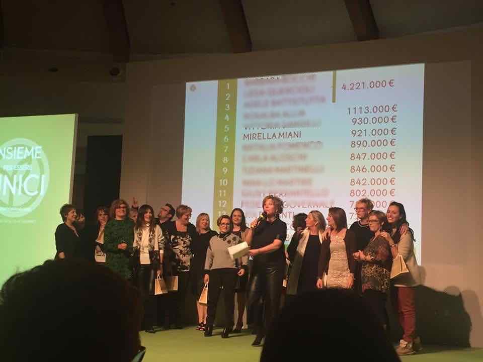 Mirella Miani e il team durante un evento di premiazione