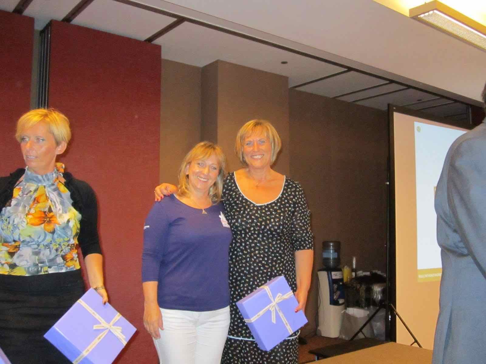 Premiazione con i riconoscimenti a un evento di squadra