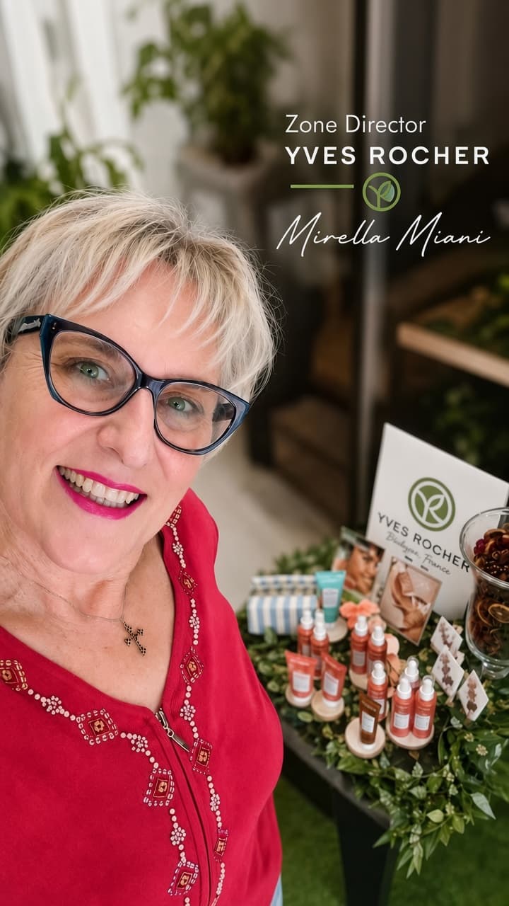 Mirella Miani in primo piano davanti a un allestimento di prodotti Yves Rocher