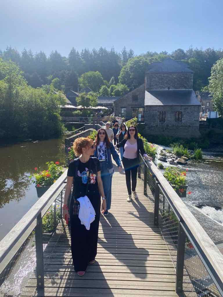 Il team in passeggiata sul ponte di La Gacilly, in Bretagna