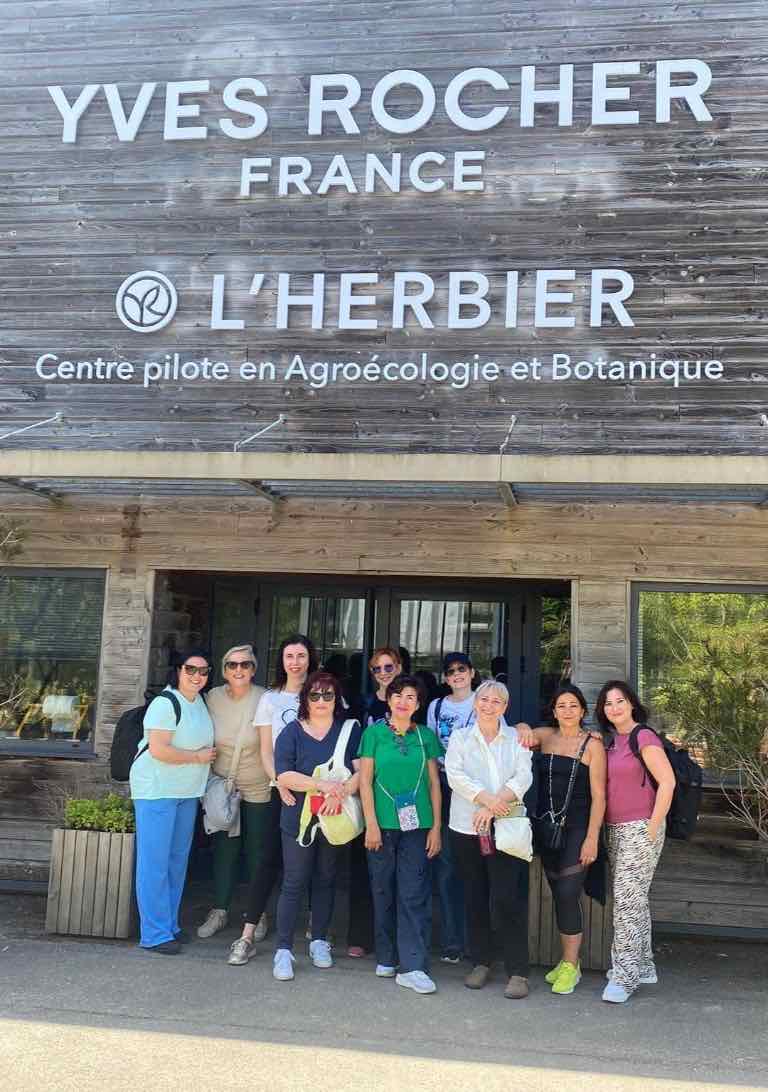 Il team davanti al centro Yves Rocher L'Herbier in Francia