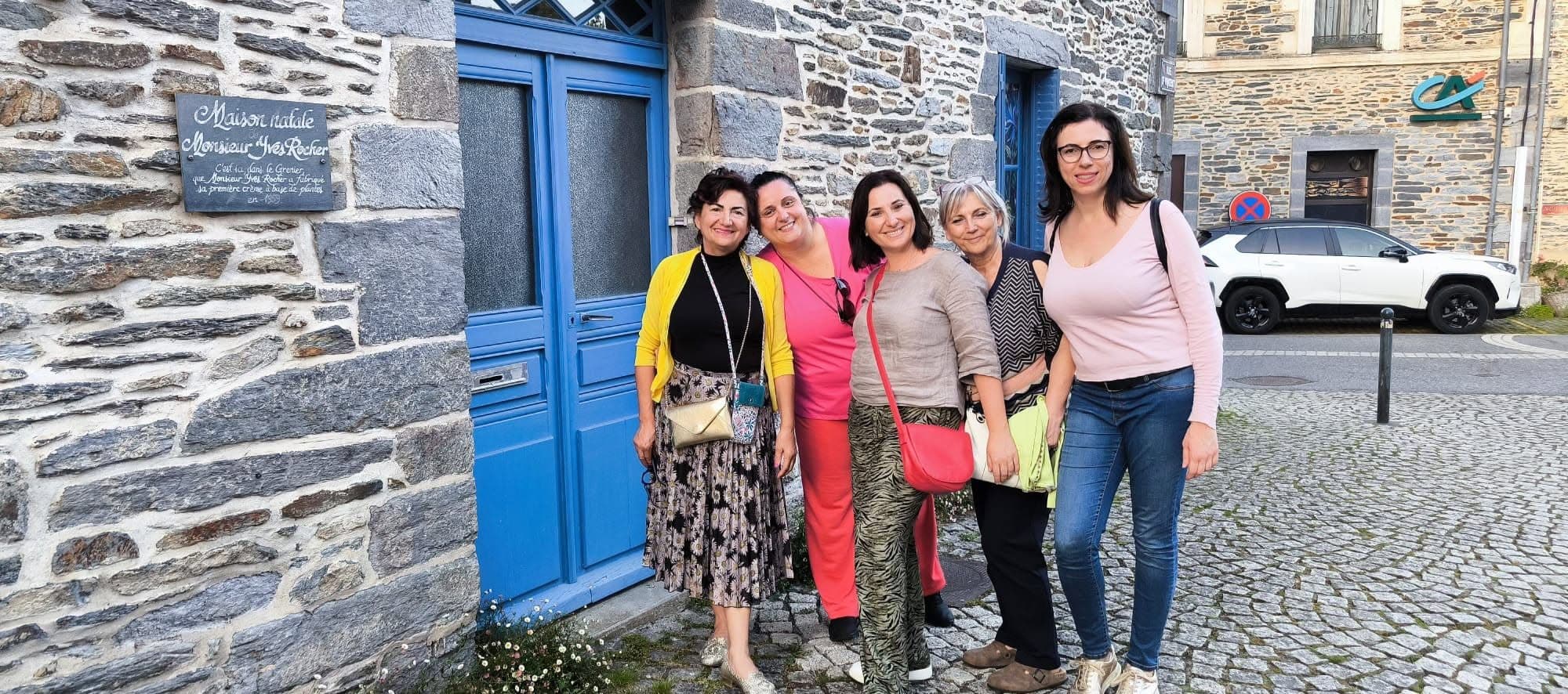 Con il team davanti alla casa natale di Yves Rocher