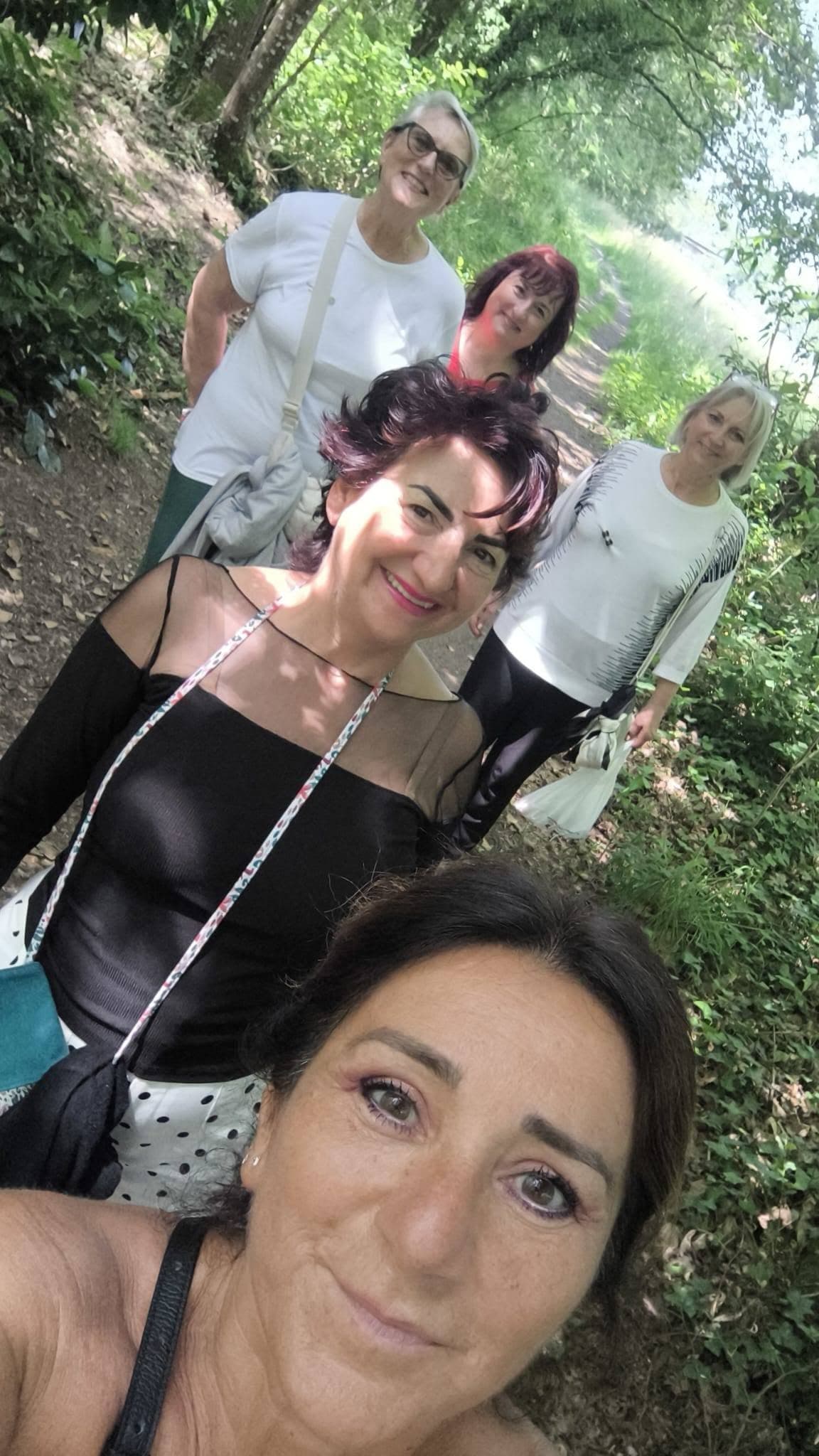 Una passeggiata di squadra nella natura