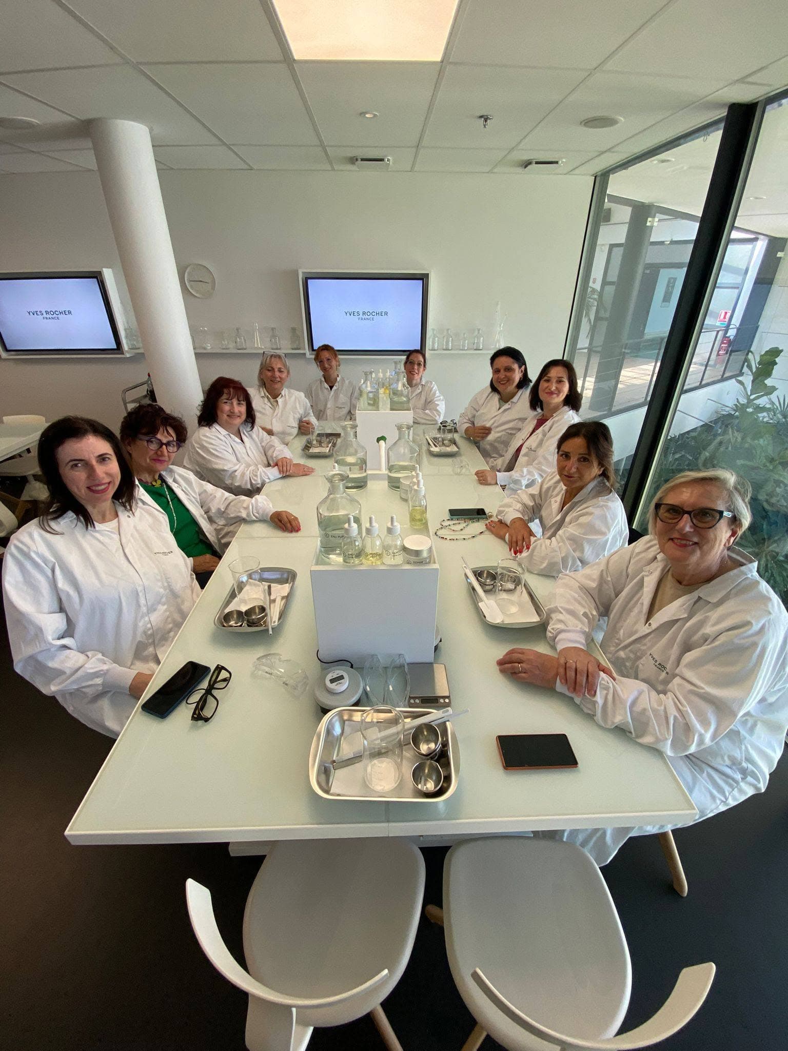 Un laboratorio di creazione profumi nella sede Yves Rocher in Francia