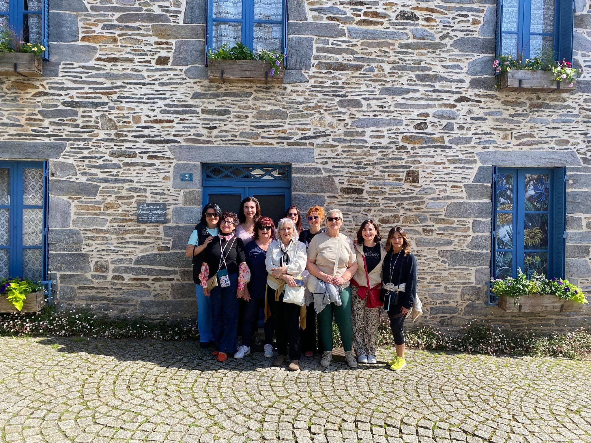 Il team riunito alla casa natale di Yves Rocher