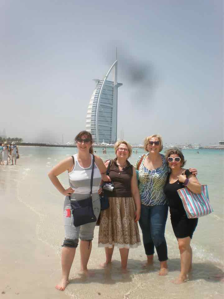In viaggio con il team sulla spiaggia di Dubai