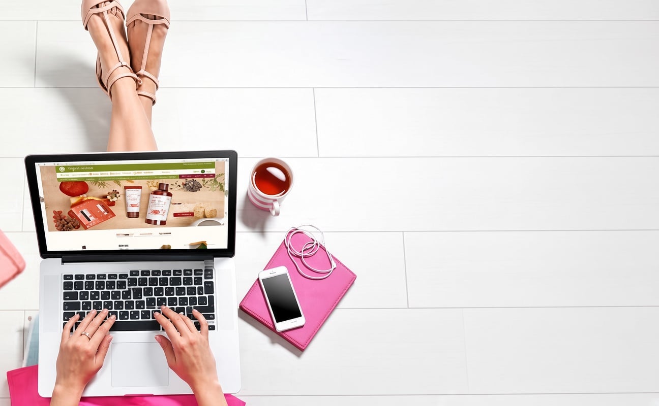 Consulente di Bellezza al lavoro online: laptop con lo shop Yves Rocher aperto, tè e smartphone
